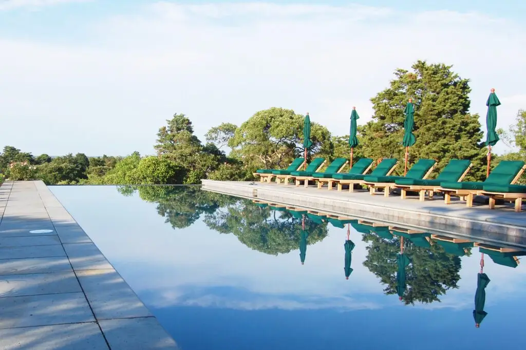 This cement pond (or vanishing edge pool!) looks like it should have movie stars mingling around it. But it’s quiet, peaceful, and reflective… until the guests arrive.